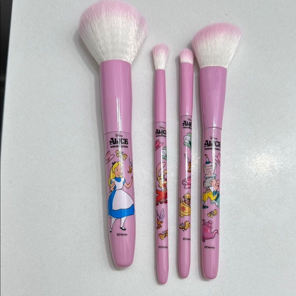 Wet n wild Alice in Wonderland collection brush set